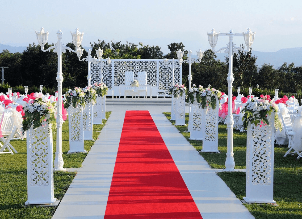 Işıklarla hazırlanmış özel davet alanı